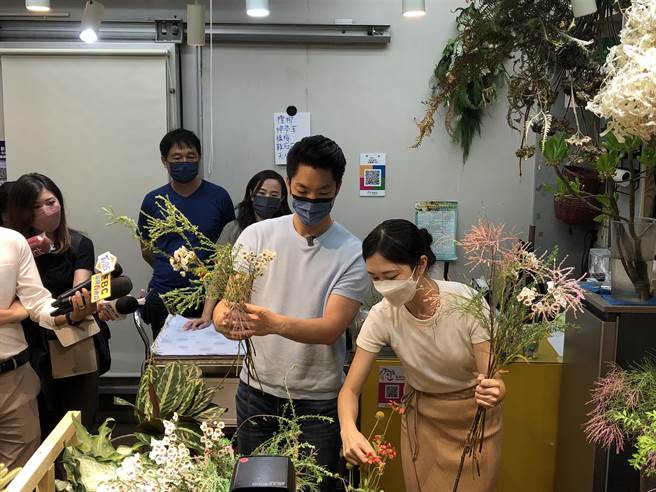 国民党台北市长参选人蒋万安赴台北花市体验插花。（张芷瑜摄）