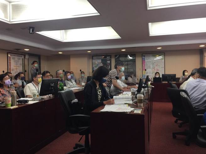 台北市工务局21日赴议会工作报告，议员陈怡君公布局处使用PTT流量排行榜，前10名当中工务局所属单位包办3名。（张立勋摄）