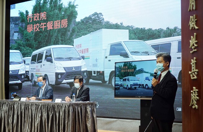 行政院發言人羅秉成（左起）、教育部長潘文忠21日出席行政院院會後記者會，說明推動「偏鄉學校中央廚房計畫」，及補助偏鄉學童營養午餐措施。（姚志平攝）