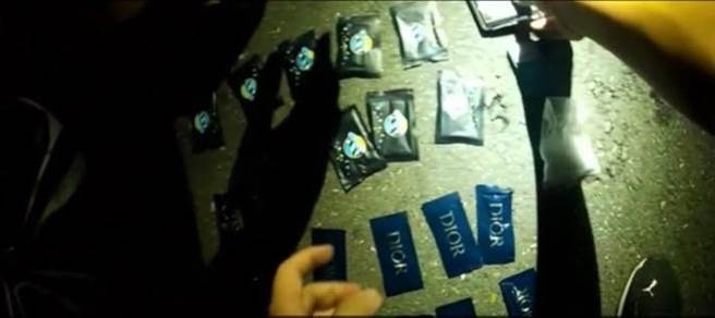 员警在自小客车后座查获毒品咖啡包共21包，k盘一个，依违反毒品危害防制条例将叶姓男子移送侦办。（高市苓雅分局提供／杨舒婷高雄传真）