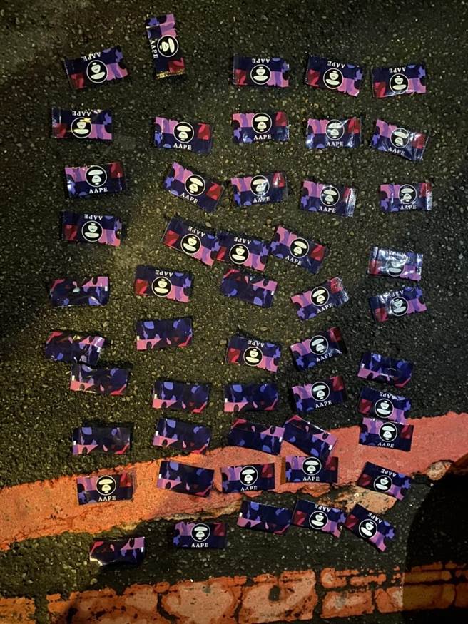 現場起出50包毒品咖啡包。（警方提供）