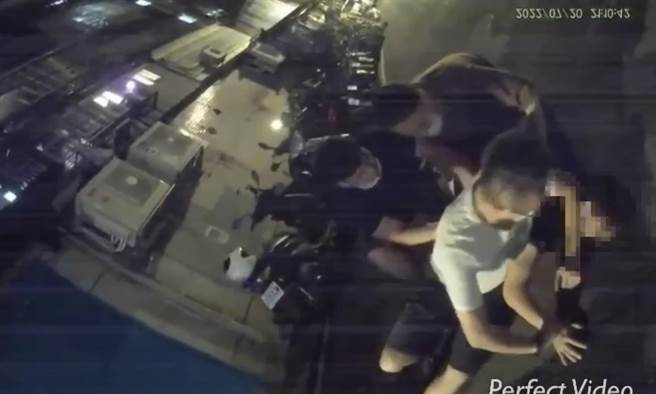 顏嫌拿出毒品打算交易時，警力上前將其壓制在地，只能就範。（警方提供）