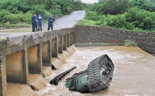 独家》恐怖巧合！564旅战车1伤1命危意外 ，疑6年前坠溪酿4死同辆车。(中时资料库)