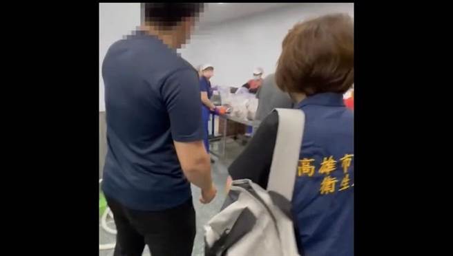 高雄市衛生局20日下午接獲新北市政府衛生局通知來源為高雄市某冷凍水產公司，即刻派員前往該公司調查，但水產公司大門深鎖，於是21日再度前往稽查。（高市衛生局提供／楊舒婷高雄傳真）