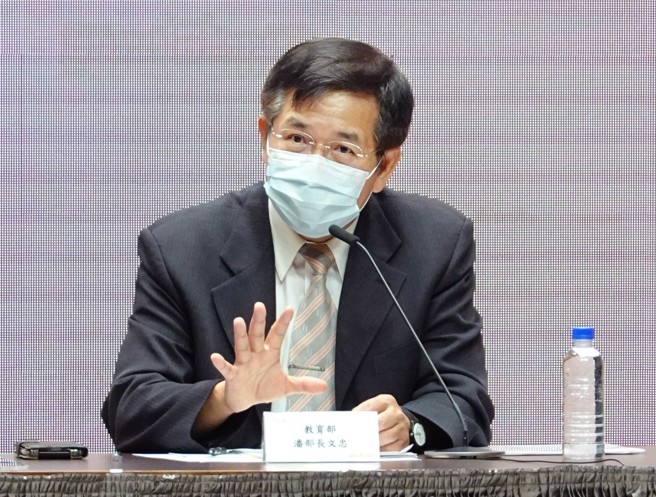 教育部長潘文忠21日出席行政院院會後記者會，說明偏鄉學童營養午餐補助措施。（姚志平攝）