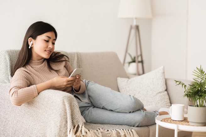 价格不斐的AirPods到底值不值得买，引起网友讨论。（图／shutterstock）