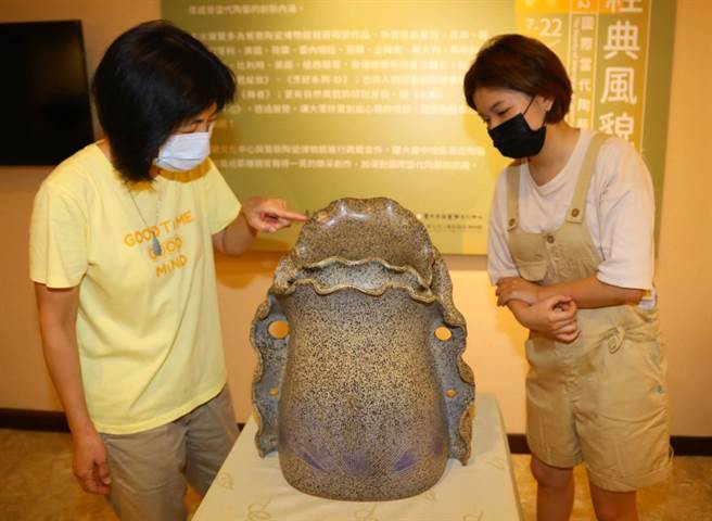 《含苞綻放》渾圓瓶器，開口的雙層波浪皺褶如柔美花瓣。（葫蘆墩文化中心提供）