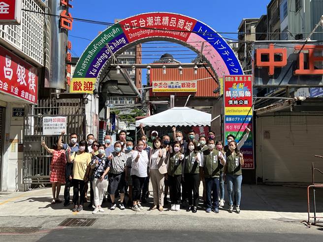 沈慧虹21日發表政策第一炮「東門町造市計畫」，將以短、中、長期目標大改造中正台商圈。（王惠慧攝）