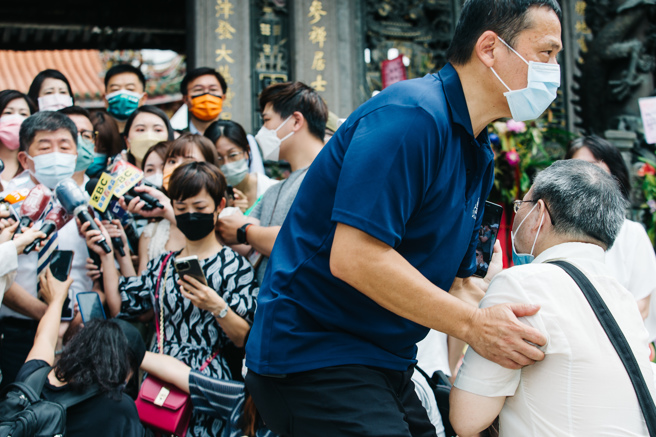 台北市長參選人陳時中20日前往龍山寺參拜，期間遭遇民眾陳情抗議。（本報資料照/郭吉銓攝）