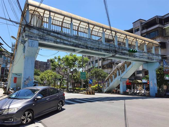 安樂區基金三路與武聖街口的天橋老舊，基隆市政府決議拆除，併入基金一、二、三路道路改善計畫施行。（張志康攝）