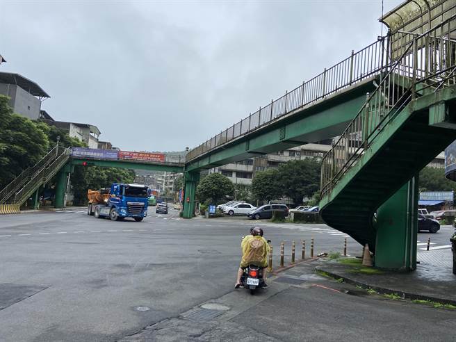 基隆市政府評估，安樂區樂利三街與麥金路口的人行天橋，民眾使用率仍高，建議保留，並透過規畫交通動線及標示，解決當地交通問題。（張志康攝）