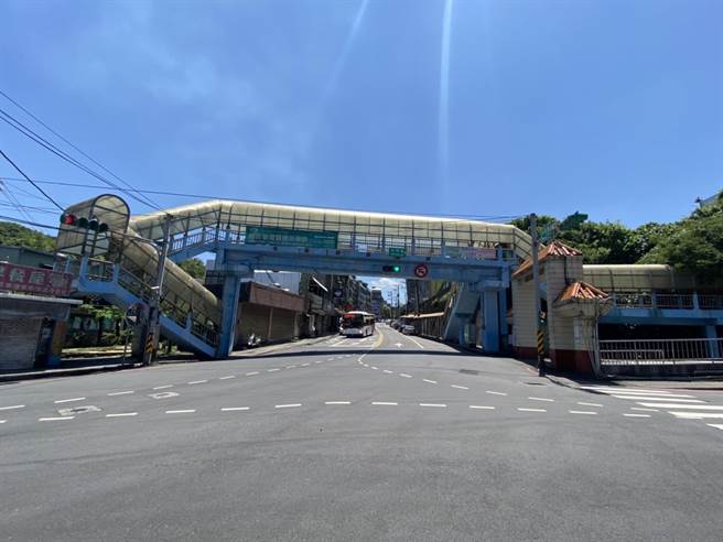 基隆市政府預計將於明年4月，拆除中山區德和國小前的人行天橋，並重新規畫路口交通動線。（張志康攝）