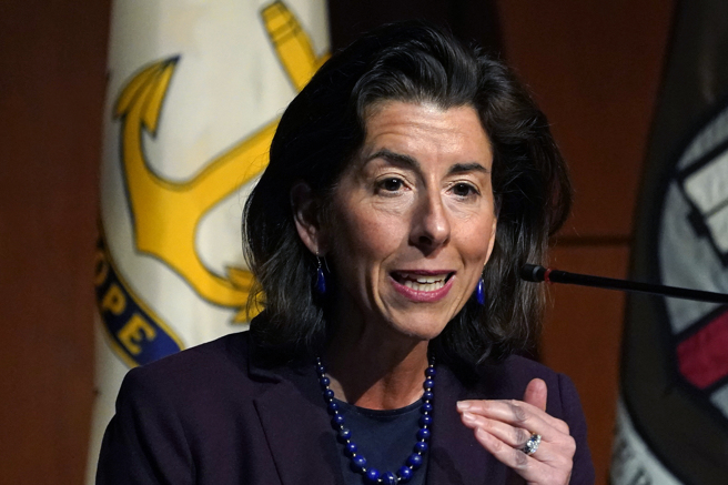 美國商務部長雷蒙多（Gina Raimondo）今天警告，美國目前相當依賴外國電腦晶片製造，一旦供應斷絕，將陷入衰退風險。(圖／美聯社)