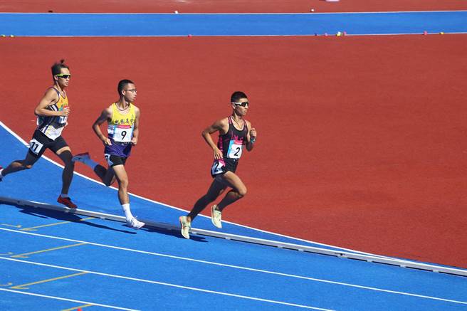 湖口高中徐立纮（右一）在全中运表现出色，在高男组田径10000公尺和5000公尺都夺得金牌。（新竹县政府提供／罗浚滨新竹传真）
