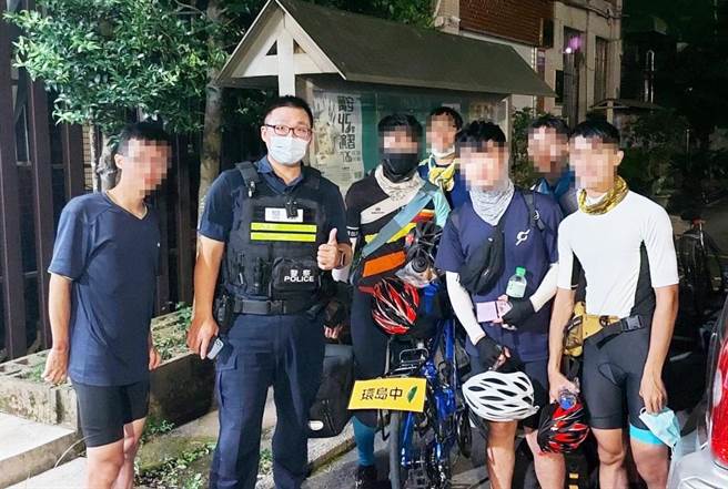 警员马世恒与6位台大生于派出所前合影。（警方提供）