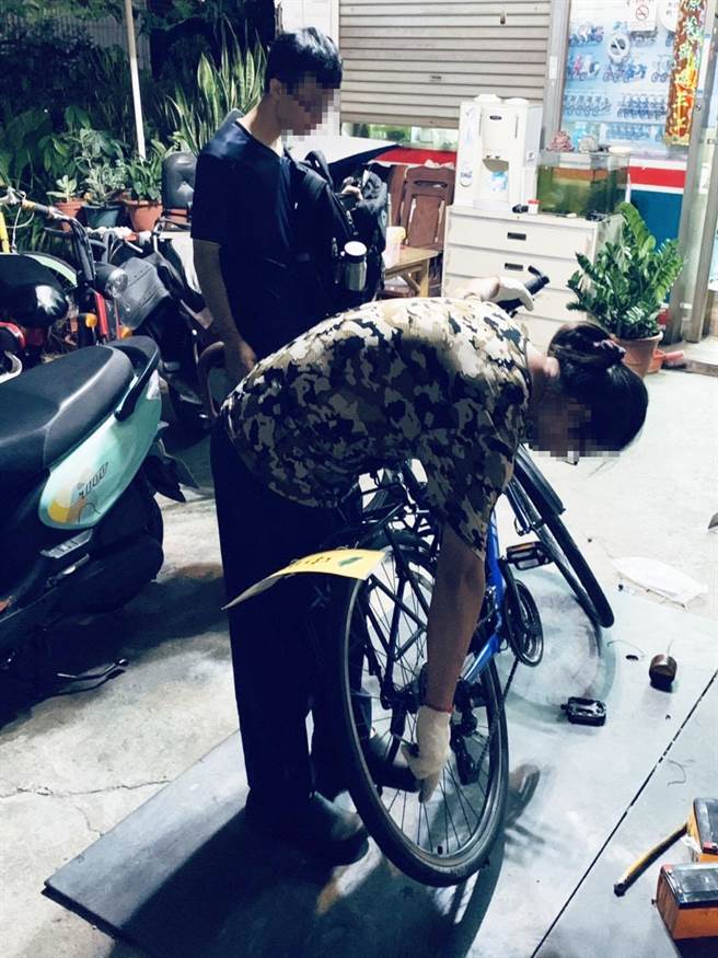 警员帮忙联繫已打烊的脚踏车店，修整脚踏车。（警方提供）