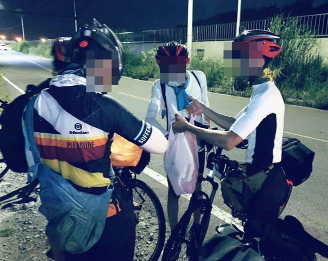 警方准备矿泉水及香蕉给6位男大生补充体力。(警方提供)