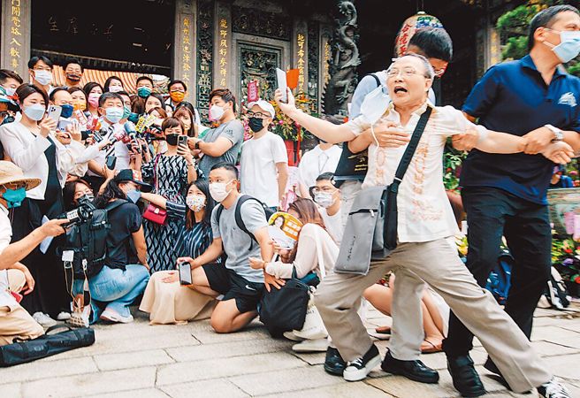 民眾向陳時中抗議遭架走。(中時資料庫)