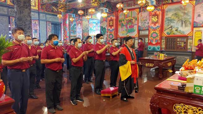 桃市府消防局第三救灾救护大队与义消今赴仁寿宫参拜火德星君，祈求地方无灾、出勤平安。（大园消防分队提供／蔡明亘桃园传真）