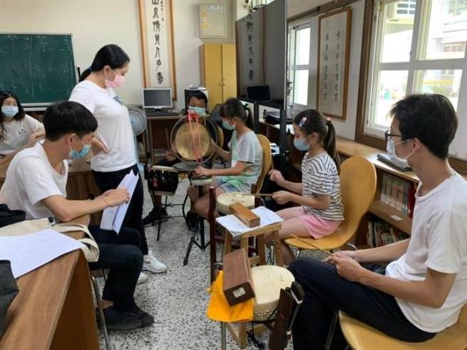 國立臺灣戲曲學院前年起到西螺國中、平和國小、土庫國小、舊庄國小、廣興國小等5校指導布袋戲後場。（台灣戲曲學院提供）