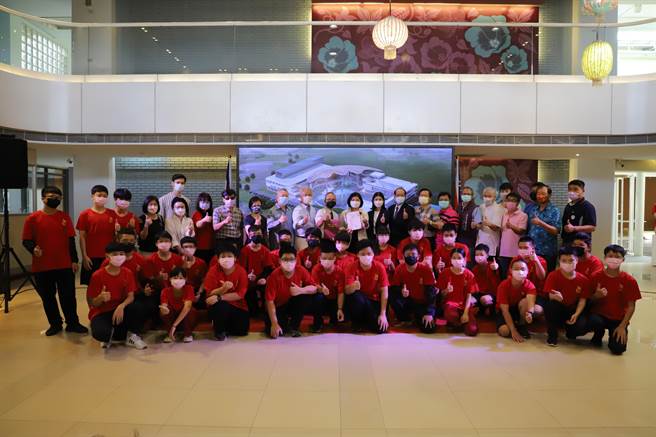 張麗善、劉晉立今（21日）簽署交流合作備忘錄，推動布袋戲技藝專科化，將共同規畫布袋戲概論課程、教學設計、彙編教材並訂定結業標準，提供多元學習及發展管道。（周麗蘭攝）