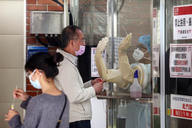 中央流行疫情指挥中心分别在6月中、下旬将住宿、社区式机构纳入定期快筛行列，服务对象每周快筛2次，工作人员则至少1次，指挥官王必胜今宣布，相关政策将延长至8月31日。（图／示意图，记者邓博仁摄影）