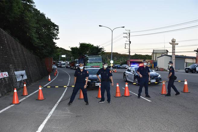 苗栗县警局对坤舆公司载料进场大货车全部管制并现场检验磅单，不合格者全数开单告发。（谢明俊摄）