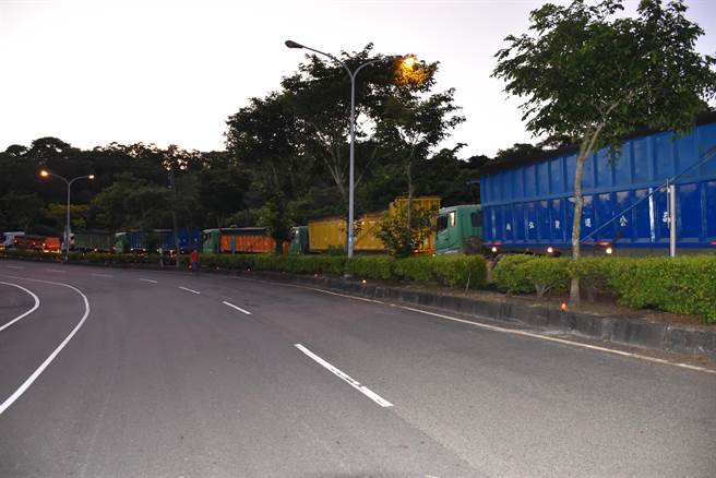 苗栗县警局对坤舆公司载料进场大货车全部管制并现场检验磅单，不合格者全数开单告发。（谢明俊摄）