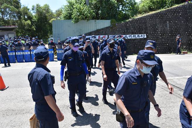 苗栗县警局强调依法执行保护合法。（谢明俊摄）
