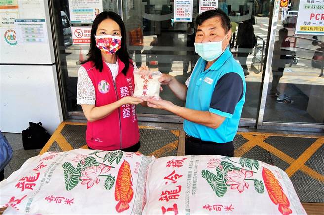 竹北市民代表蔡蕥鍹（左）捐赠800包「平安福气米」给新仁医院，该院秘书张振源（右）代表受赠，让23日带小朋友来接种疫苗的家长，将「平安福气米」带回家。（罗浚滨摄）