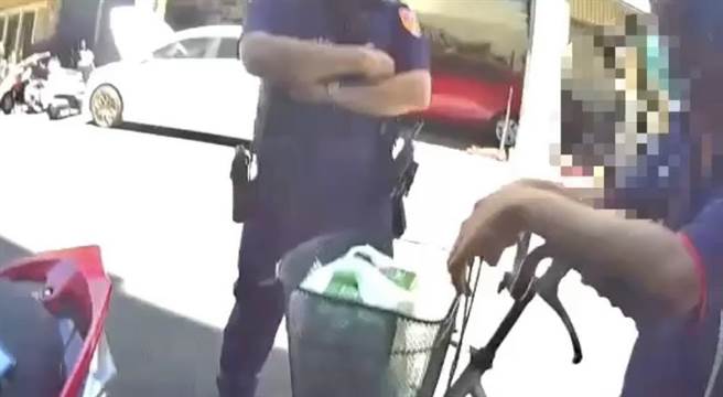 小港警攔一輛自行車逆向，腳踏車置物籃就放了12瓶啤酒。（翻攝照片／高雄洪靖宜傳真）