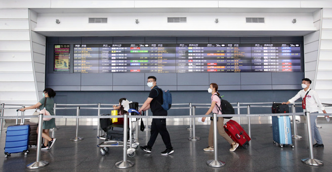 莊人祥推估八月底九月初會面臨另一波BA.4/5疫情。剛下機的旅客正前往採檢站採檢。（范揚光攝）