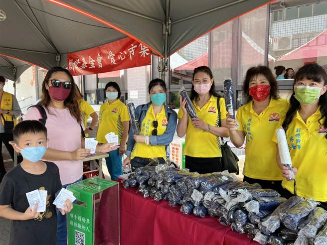 旭邦不动产斗六总店、虎尾店为协助创世基金会募发票，发起「伞伞动人．爱心守护植物人」活动，民眾捐30张发票即可索取1支晴雨两用折迭爱心伞。