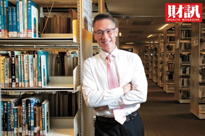 根据《财讯》报导，高为元，清华大学1994年实施校长遴选制度以来最年轻的校长，他的「空降」与生医背景，反映了清华大学有新的发展思维；他也用独特观点，阐述「日不落」的生医产业。（图/ 财讯提供）