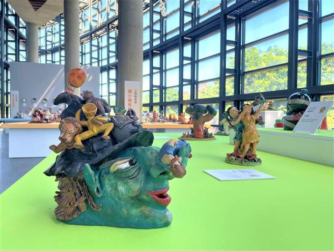 全国儿少陶艺奖以「童话故事」为创作题材，看展彷佛阅读一本又一本的童话故事书。图为国中组首奖的张嘉绮《绿野仙踨》。（莺歌陶瓷博物馆提供）