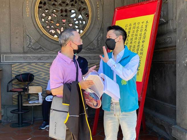 民進黨立委何志偉今（21日）表示，抗議者搞錯對象，他是「0206期權受害自救會」成員，已親自跟他溝通，後續會向相關機關反映。（何志偉國會辦公室提供）