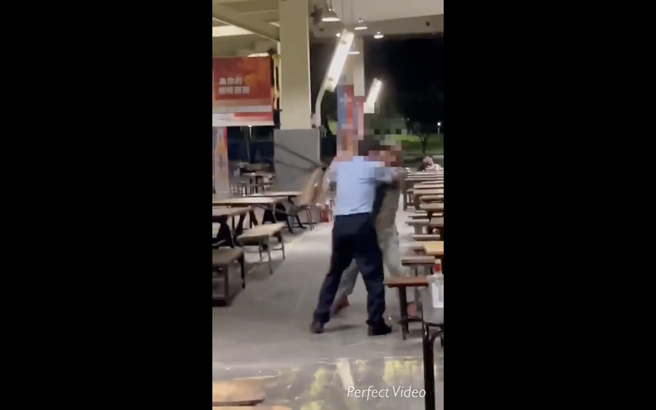 醉男拿椅子砸伤保全 民眾合力制伏交警送办（图撷取自影片）