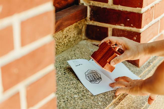 8月1日至10月30日，100枚纪念章将设置于38个行政区，回应近百年前集章文化流行盛况。（高市文化局提供／杨舒婷高雄传真）