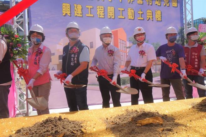 新竹县新建文小十非营利幼儿园，21日举行动土典礼，县长杨文科（右3）出席表示，这是竹北市西区首座非营利幼儿园，将提供更多平价化的教保服务选择，降低家长负担。（图/ 中央社）