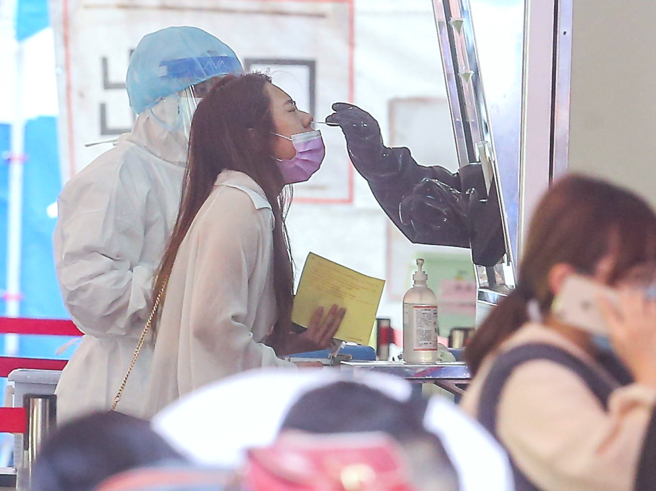 醫視訊沒問症狀就判確診，引起網友熱議。圖為民眾篩檢的畫面。（本報系資料照）