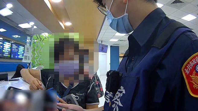 员警成功拦阻陈妇匯款，帮她保住46万元积蓄。(翻摄照片／林郁平台北报导）