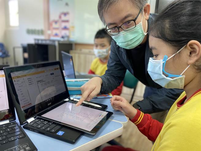 基隆市深澳国小老师朱奕动积极协助学生，建立学生的自信心与持续学习的动力，获教育部铎声伴学奖肯定。（基隆市教育处提供／张志康基隆报导）