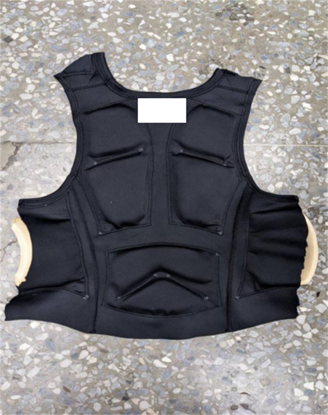 桥头地检署检察官在王姓学童身上发现助浮衣。（翻摄照片／林瑞益高雄传真）