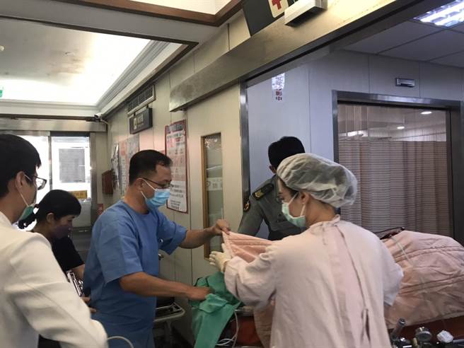 24歲全姓士兵被砲尾環壓到重傷，目前昏迷指數3，在枋寮醫院裝上葉克膜後轉至高雄國軍總醫院搶救。（謝佳潾攝）