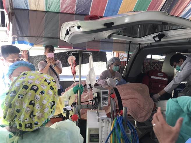 24歲全姓士兵被砲尾環壓到重傷，目前昏迷指數3，在枋寮醫院裝上葉克膜後轉至高雄國軍總醫院搶救。（謝佳潾攝）