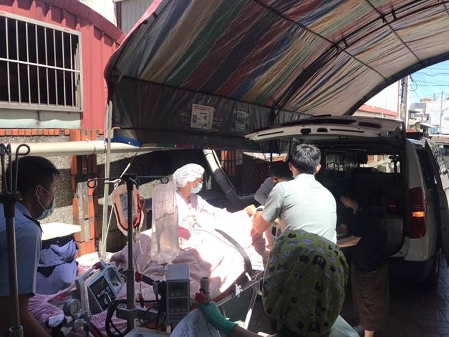 24歲全姓士兵被砲尾環壓到重傷，目前昏迷指數3，在枋寮醫院裝上葉克膜後轉至高雄國軍總醫院搶救。（謝佳潾攝）