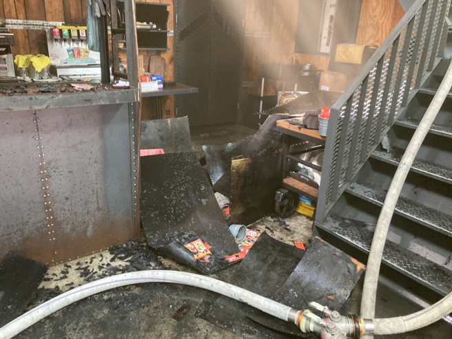 台中市北屯區崇德五路一家美式餐廳今天下午2點40分傳出火警，餐廳冒出陣陣濃煙，內部被燒得焦黑，天花版也燒到剩鋼架。（消防局提供）