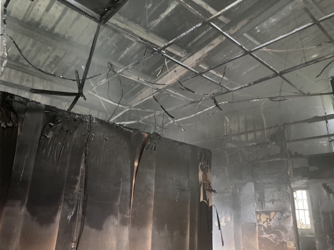 台中市北屯區崇德五路一家美式餐廳今天下午2點40分傳出火警，餐廳冒出陣陣濃煙，內部被燒得焦黑，天花版也燒到剩鋼架。（消防局提供）