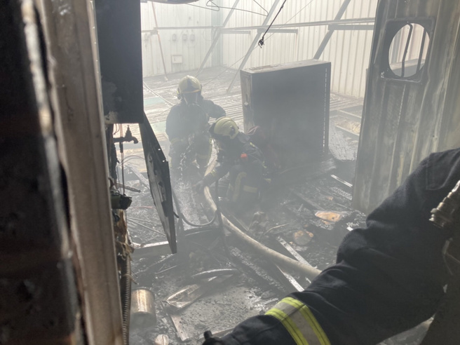 台中市北屯區崇德五路一家美式餐廳今天下午2點40分傳出火警，餐廳冒出陣陣濃煙，內部被燒得焦黑，天花版也燒到剩鋼架。（消防局提供）