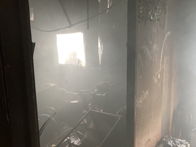 台中市北屯區崇德五路一家美式餐廳今天下午2點40分傳出火警，餐廳冒出陣陣濃煙，內部被燒得焦黑，天花版也燒到剩鋼架。（消防局提供）